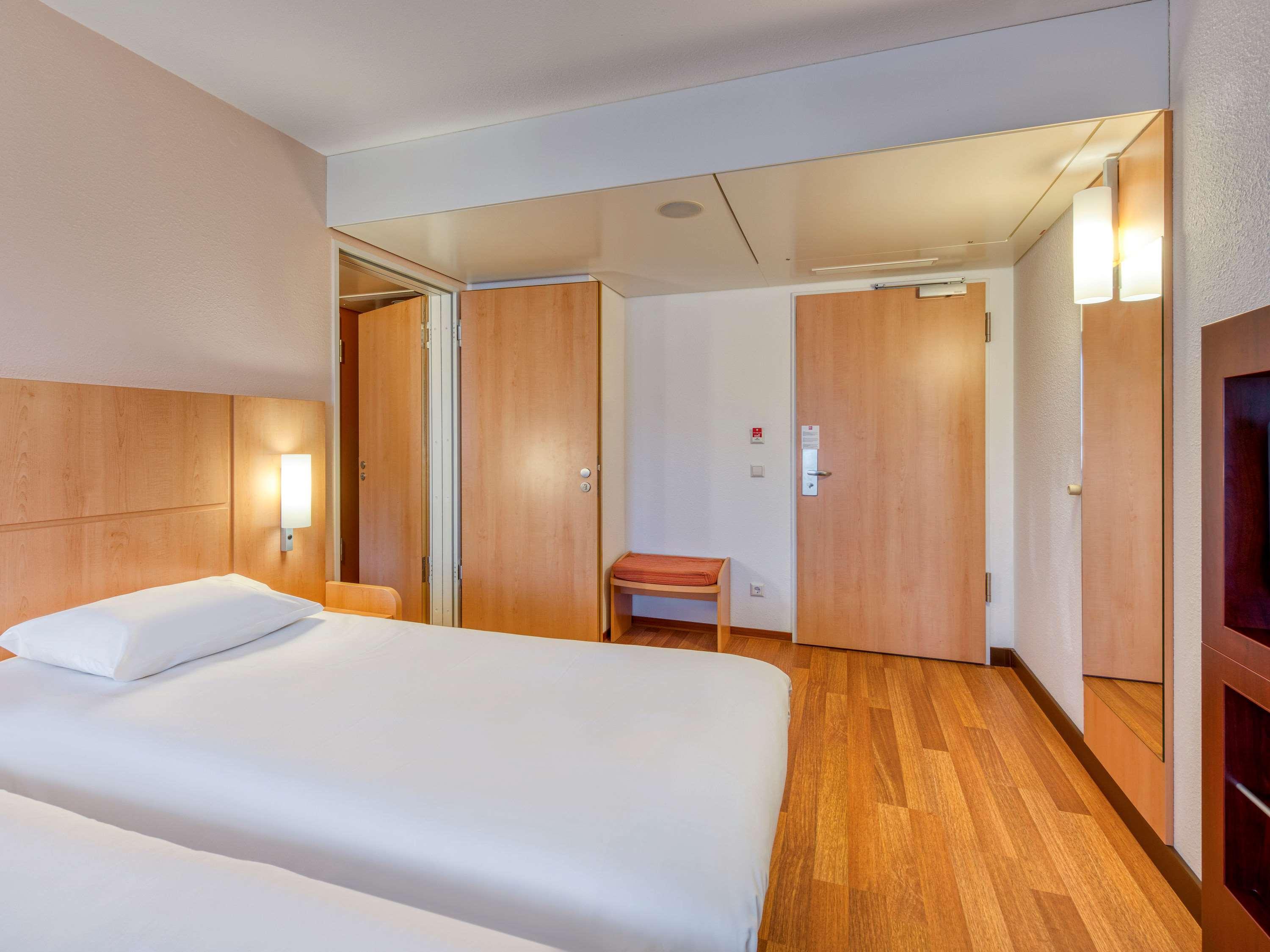 Отель Ibis Констанц Экстерьер фото